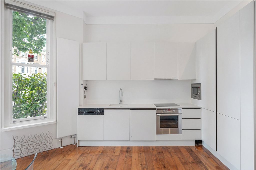 Property photo 3 of 19 Kitchen