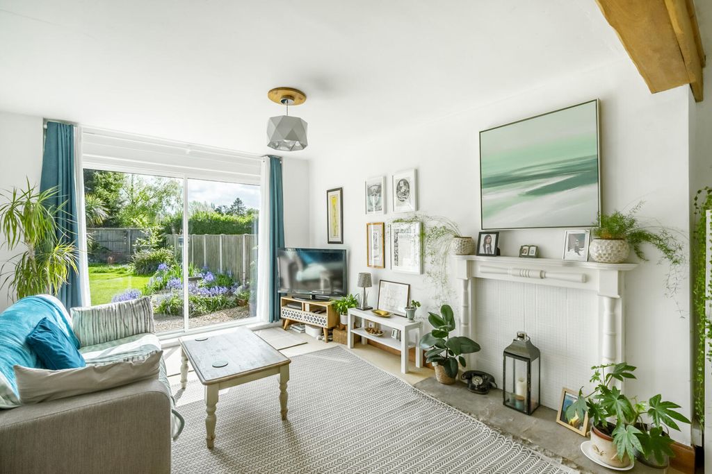 Property photo 2 of 21 Living Room