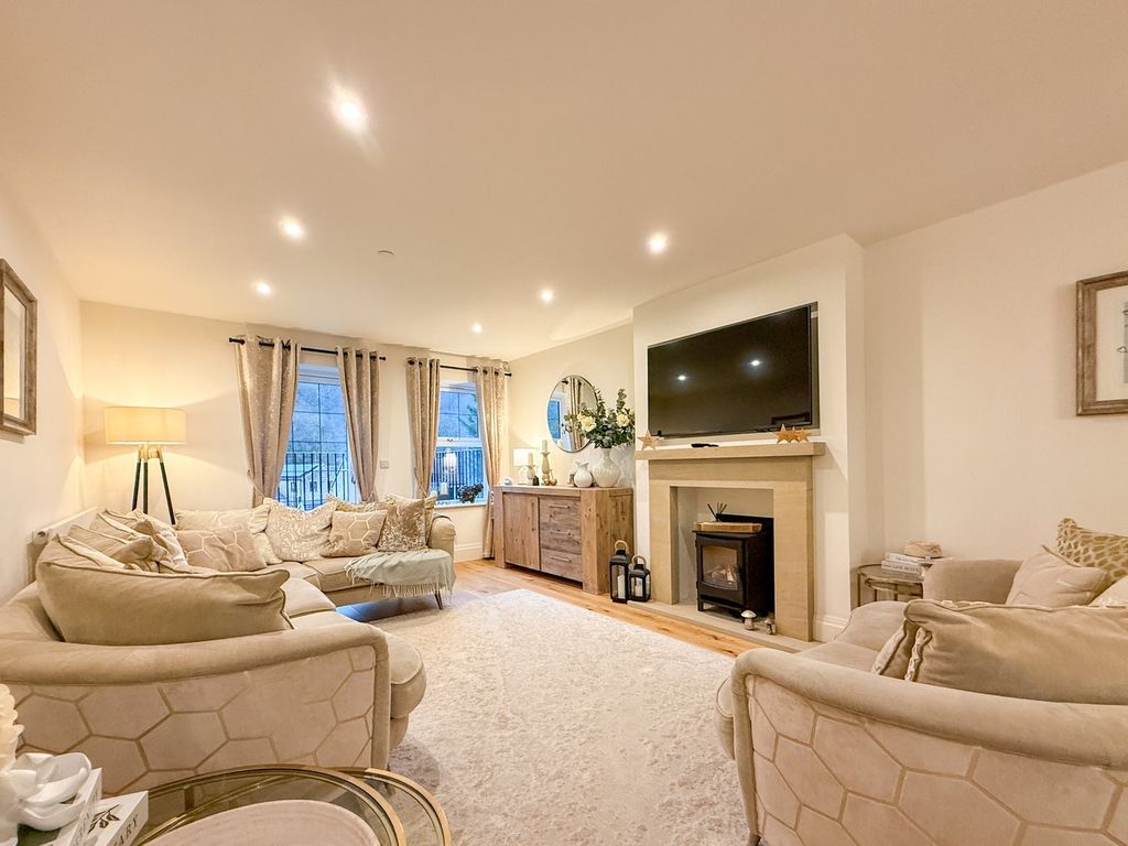 Property photo 2 of 40