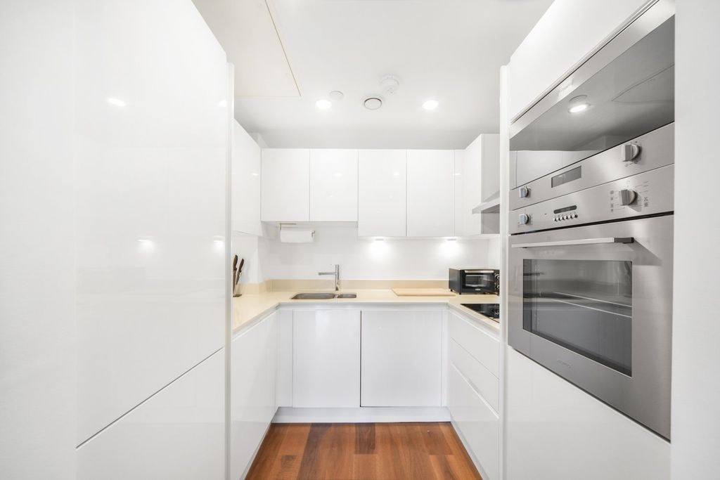 Property photo 3 of 9 Kitchen