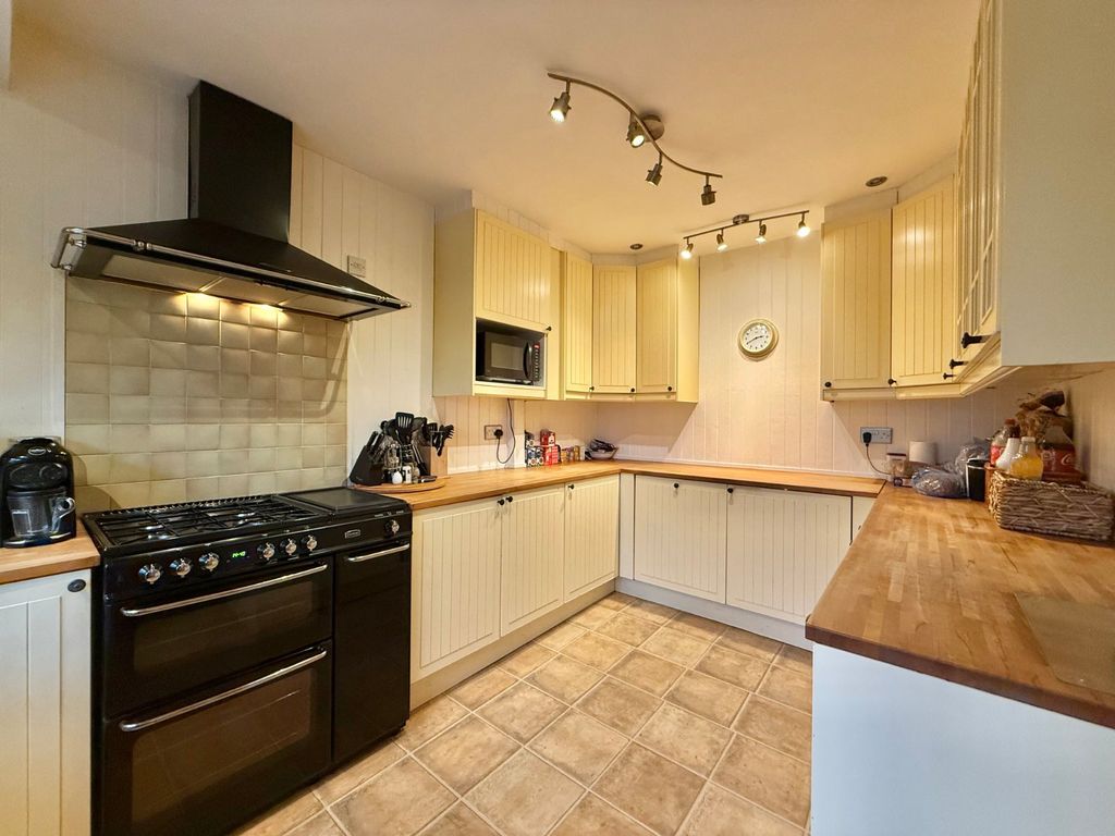 Property photo 2 of 19 Kitchen