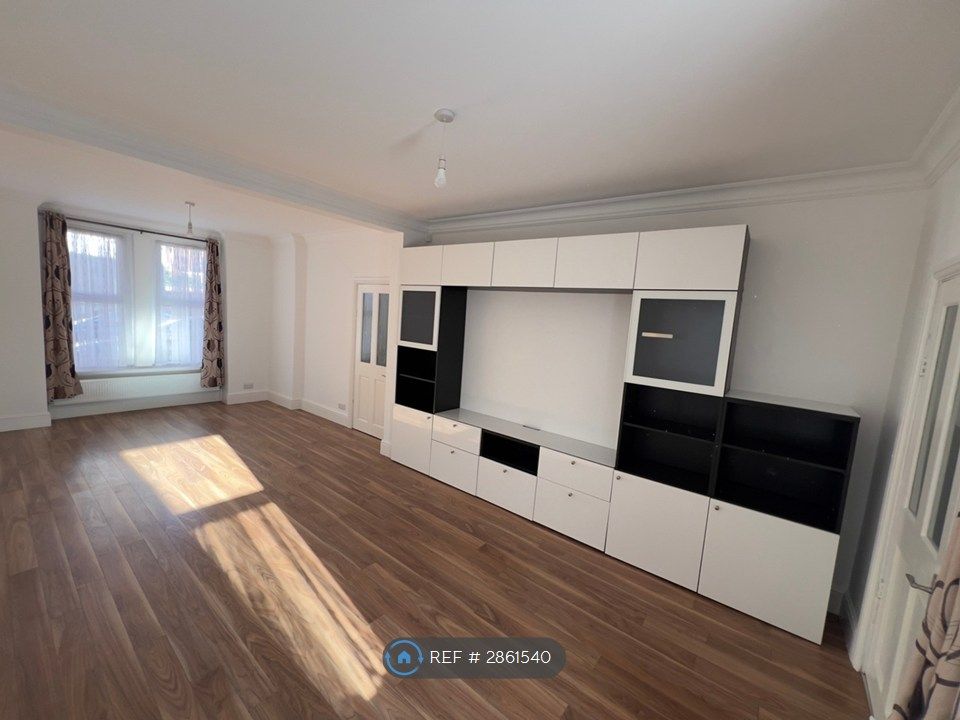 Property photo 1 of 11 Living Room