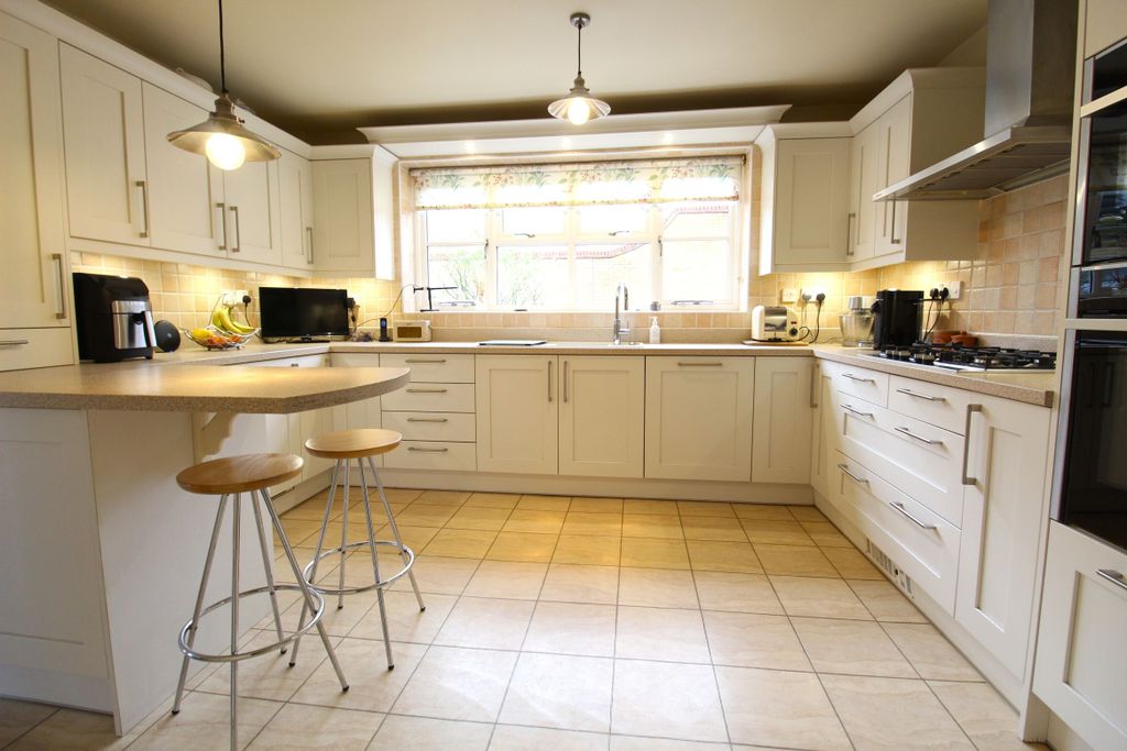 Property photo 3 of 25 Kitchen