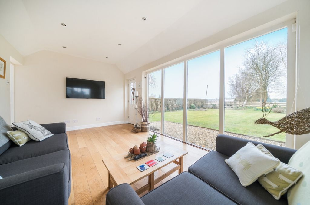 Property photo 3 of 29 1423795-23-69A8B09d4Cbf7-Arw