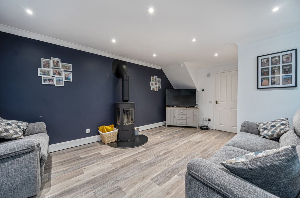 Property photo 2 of 14 1400117-10-6968Fb...