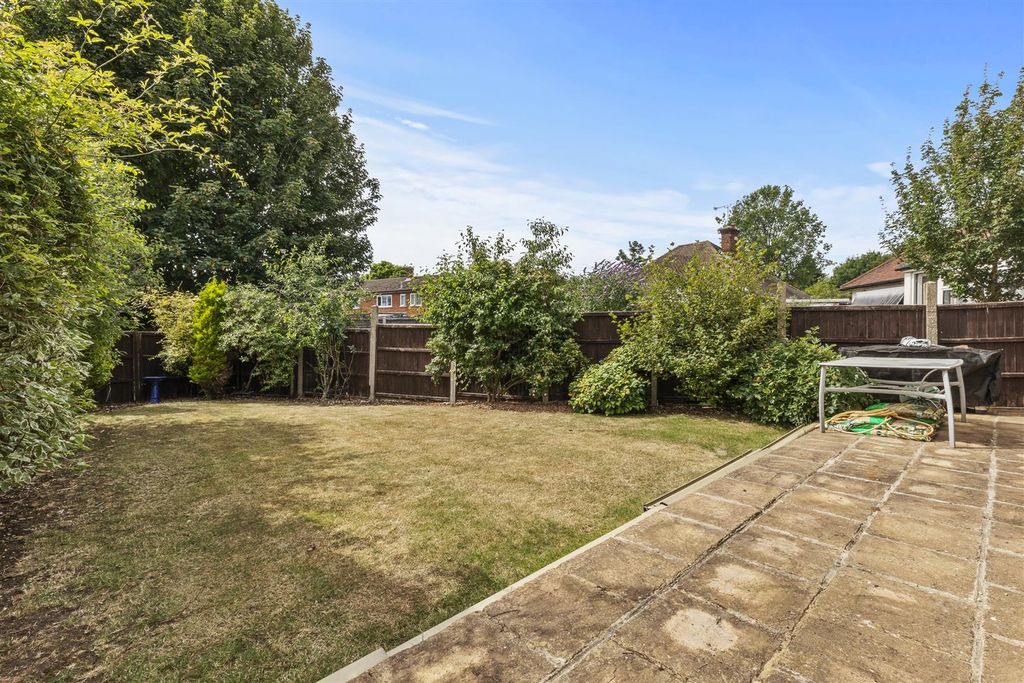 Property photo 2 of 15 27 East Drive, Hp13 6Jn-12.Jpg