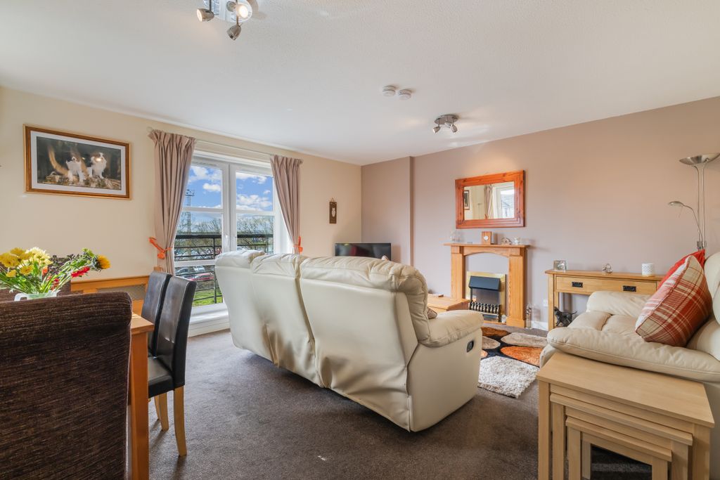 Property photo 2 of 28