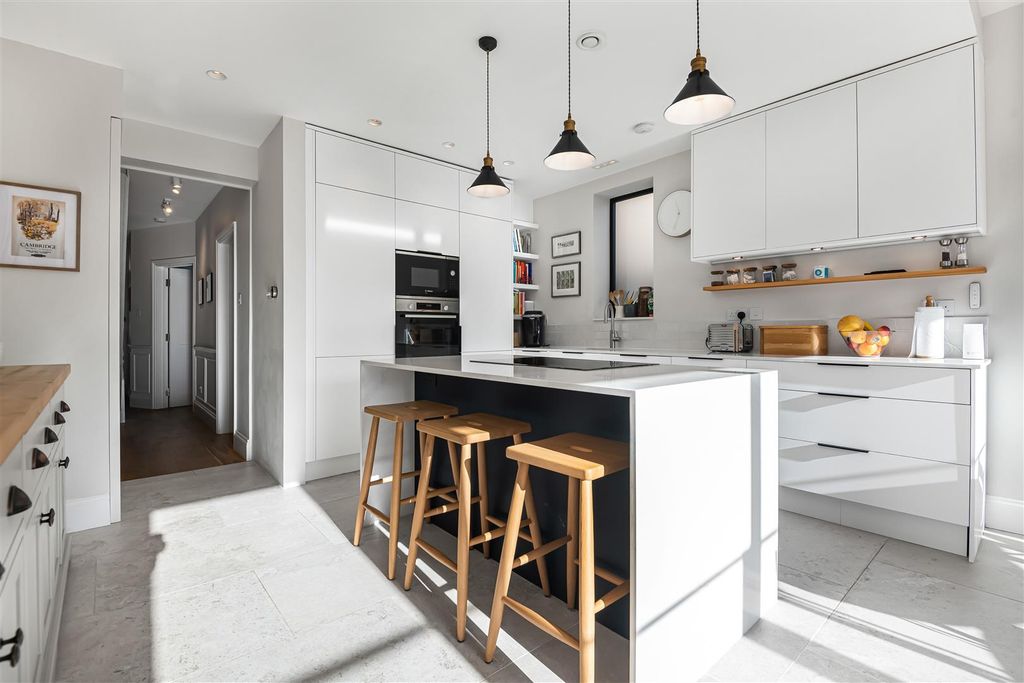 Property photo 3 of 34