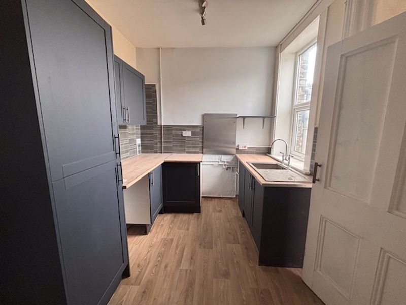 Property photo 3 of 9 Fitted Kitchen