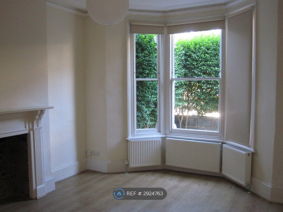 Property photo 1 of 6 Livingroom