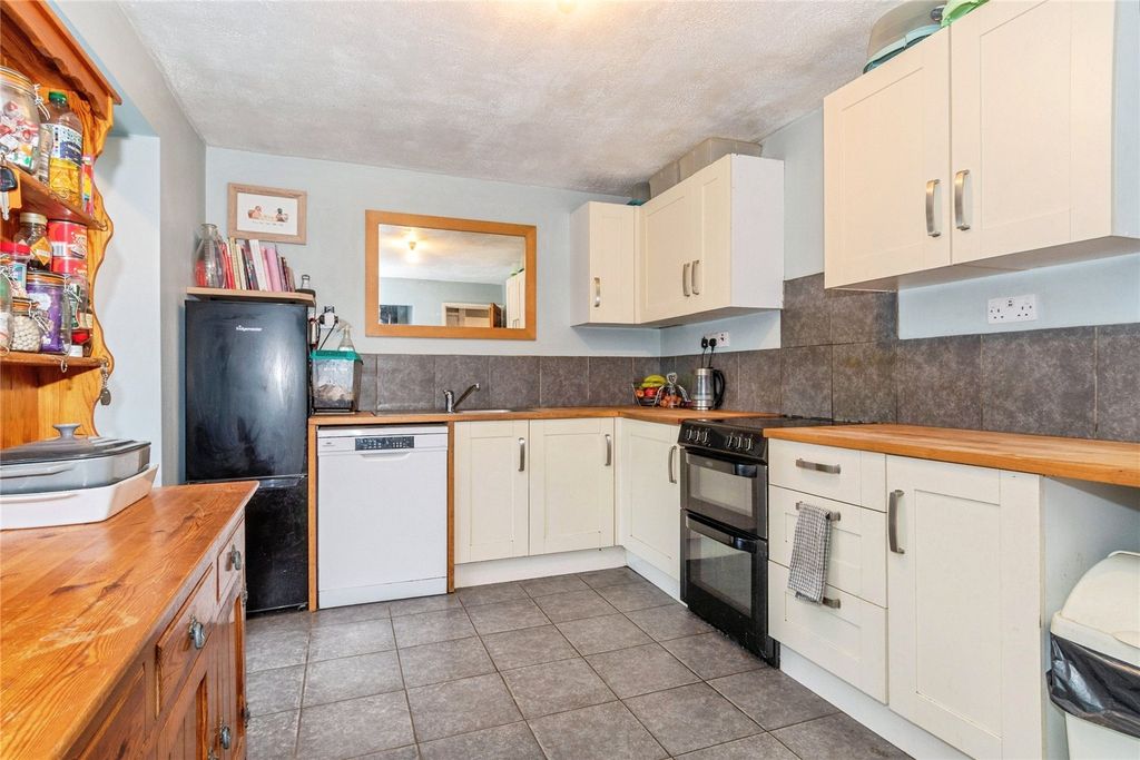 Property photo 3 of 18 Kitchen