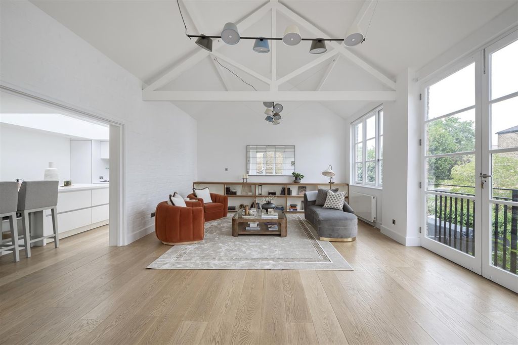 Property photo 1 of 15 Hyde Mews