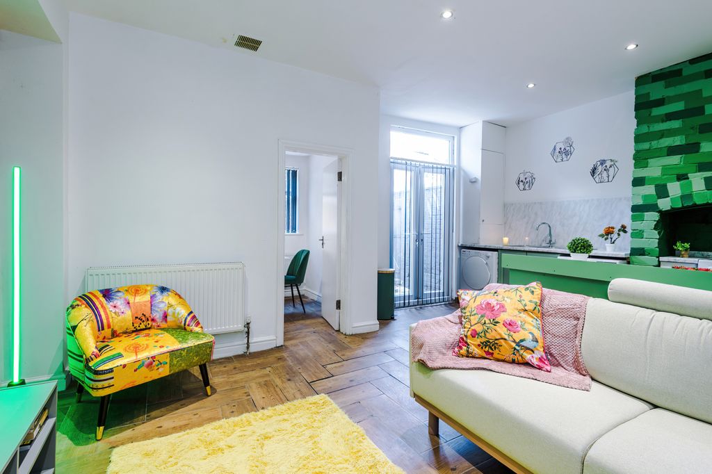 Property photo 1 of 28 Carlton Avenue