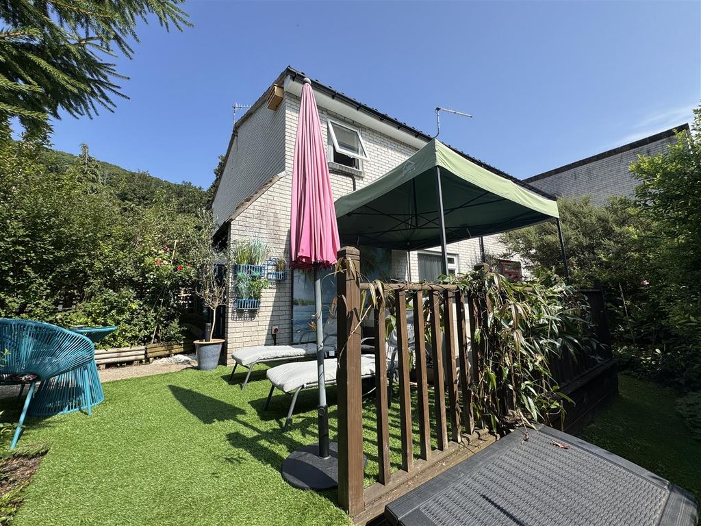 Property photo 1 of 19 Holmfield Drive