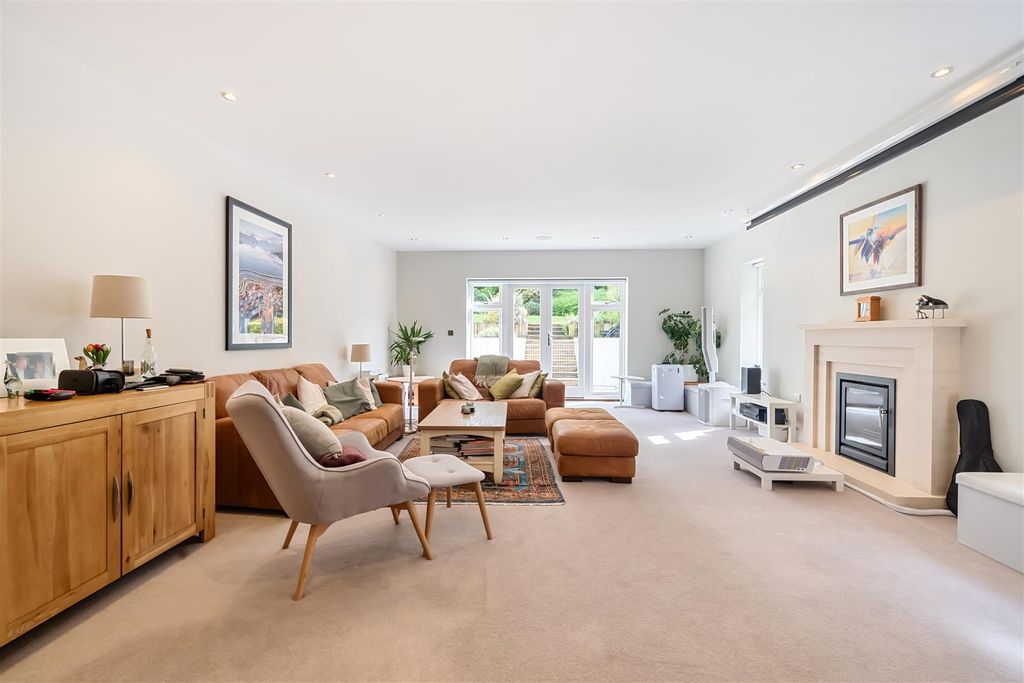 Property photo 2 of 34 Living Room