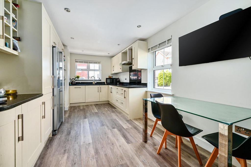 Property photo 3 of 10 Kitchen/Dining Room