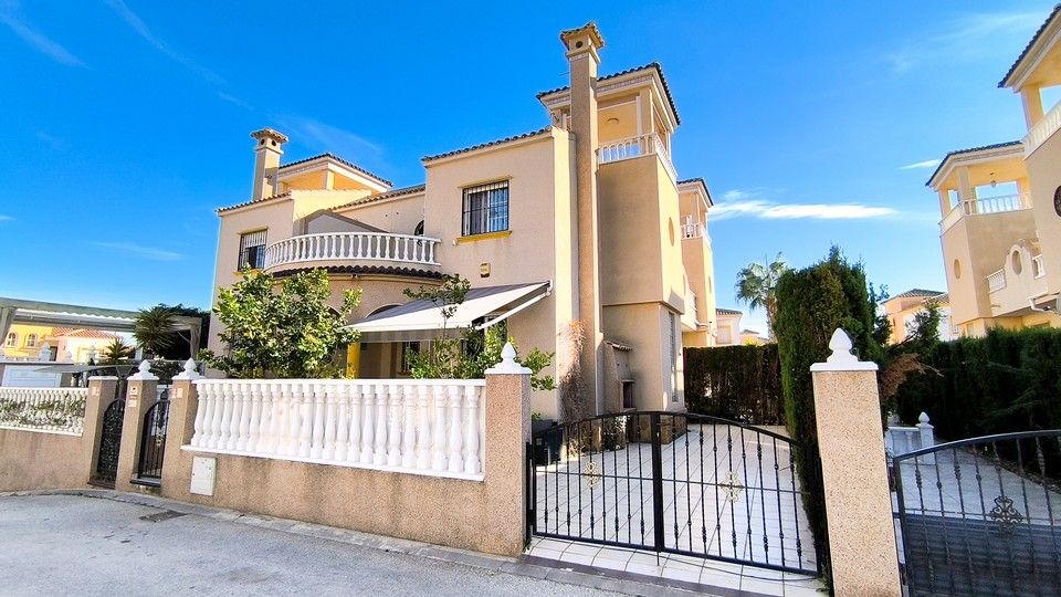 Property photo 1 of 32