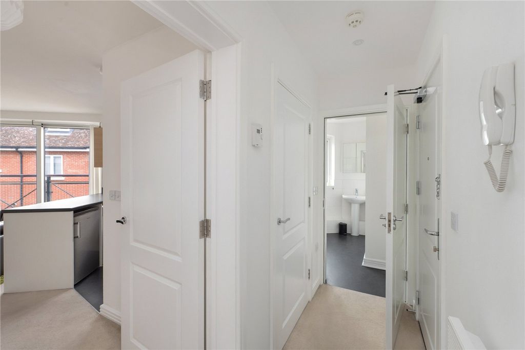 Property photo 2 of 10 Hallway