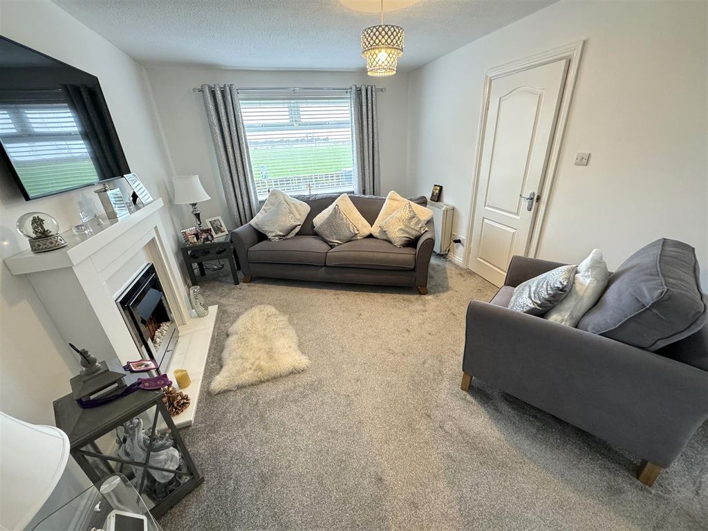 Property photo 3 of 12 Lounge