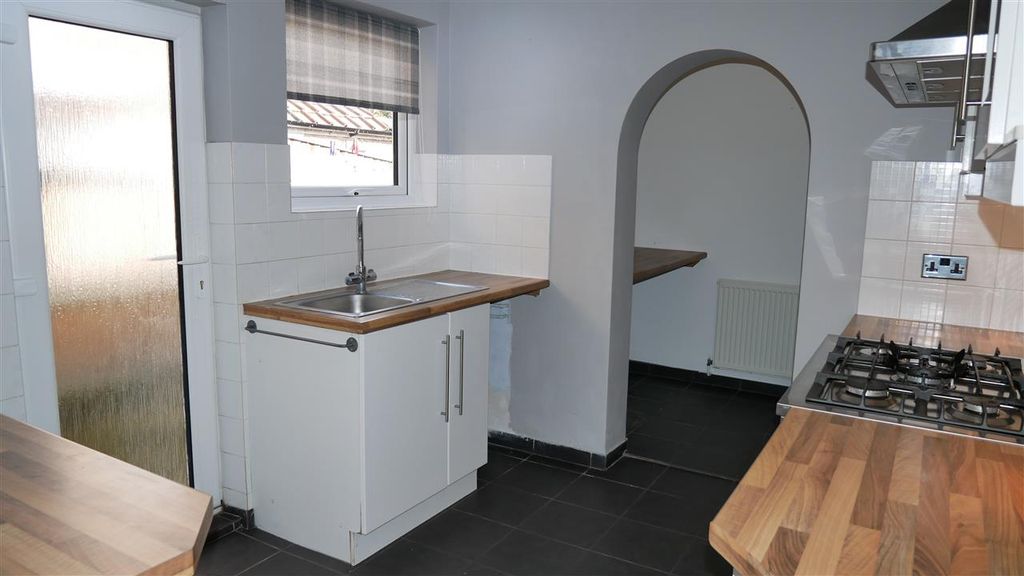 Property photo 3 of 7 Kitchen