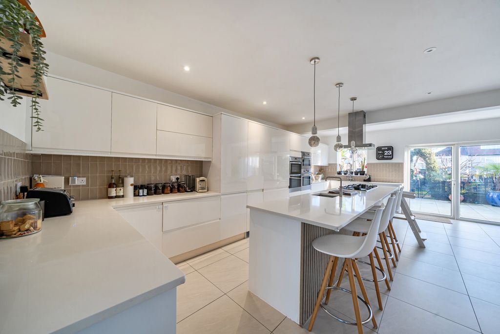 Property photo 2 of 20 1417892-15-699Dd4...