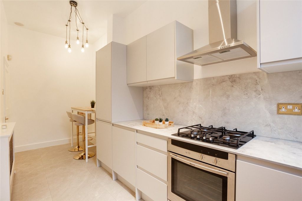 Property photo 3 of 13 Sloane Gardens Londo