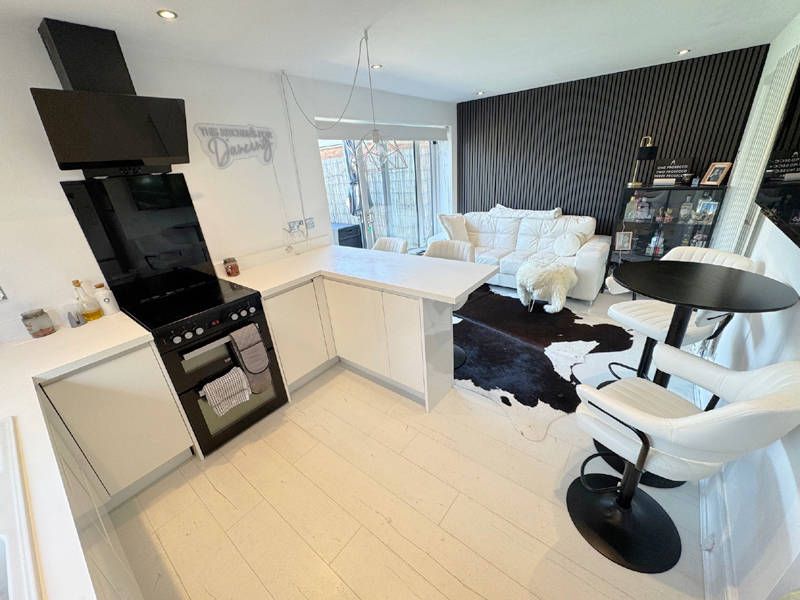 Property photo 3 of 29 Dining Kitchen