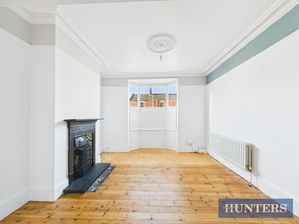 Property photo 3 of 18 Living Room