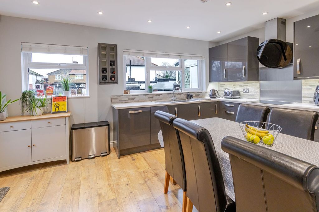 Property photo 3 of 19 Kitchen 2