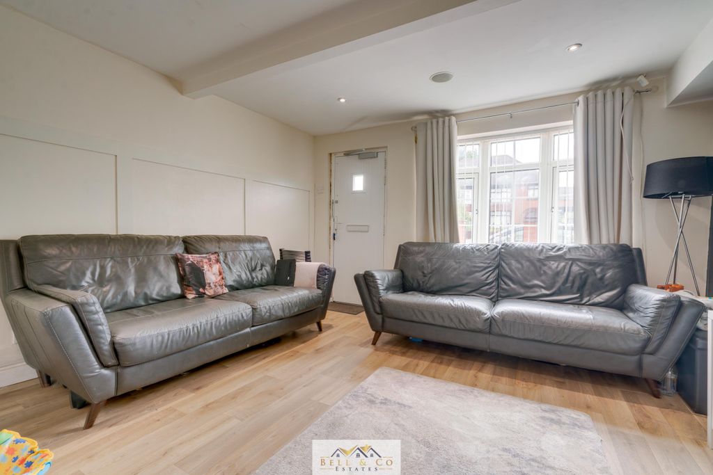 Property photo 2 of 15 Lounge 2