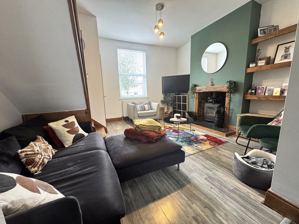 Property photo 3 of 17 Lounge1