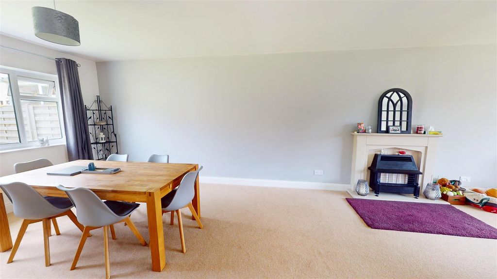 Property photo 3 of 16 Lounge