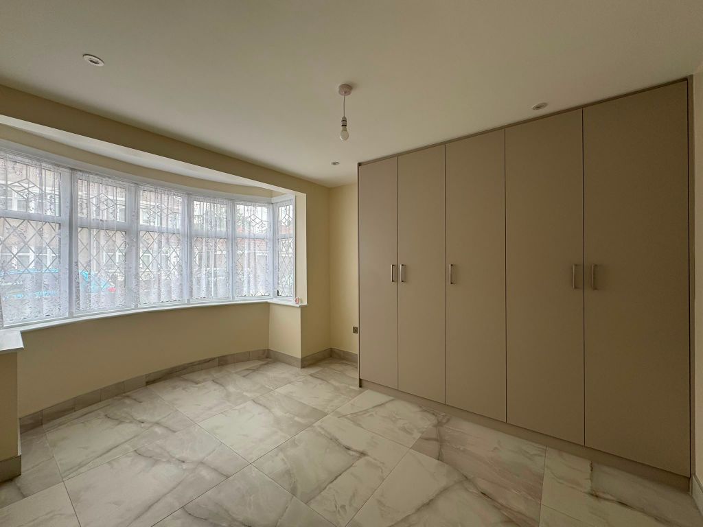 Property photo 1 of 11 3 Carlyon Close, Wembley, Ha0 1Hr (3)