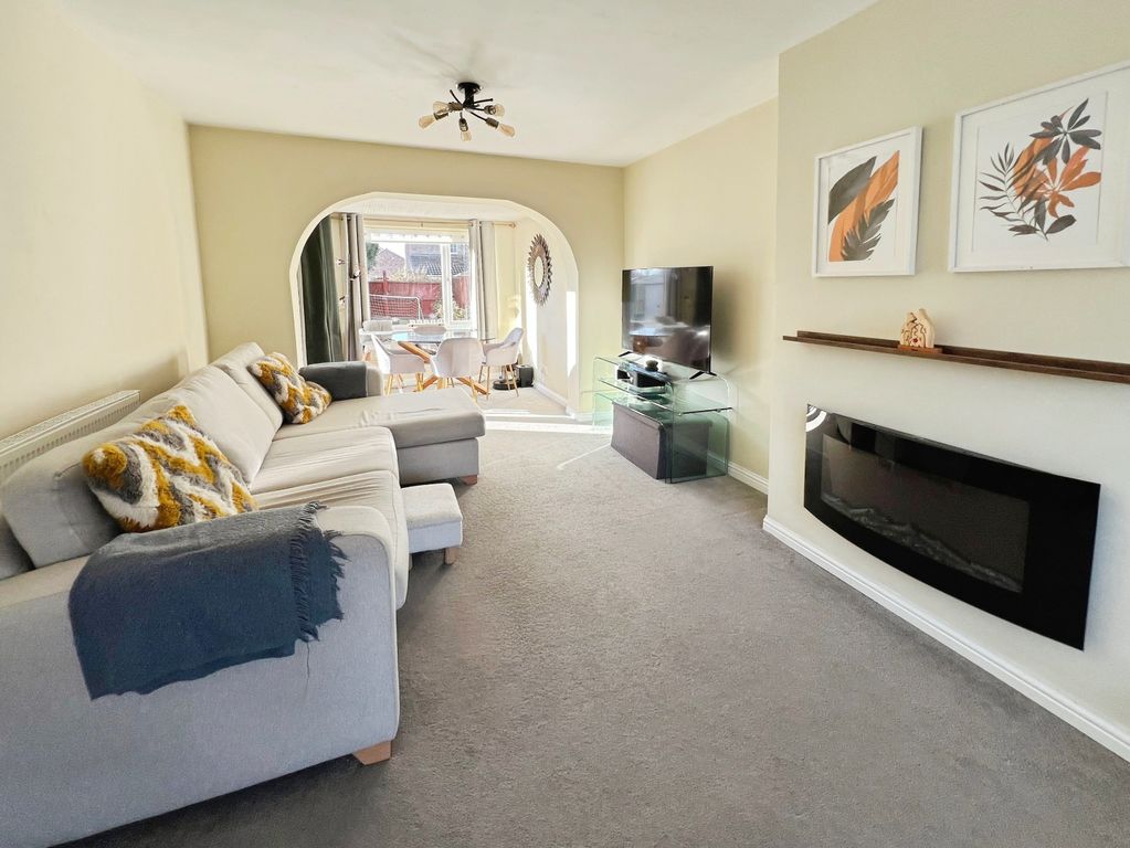 Property photo 3 of 15 Lounge