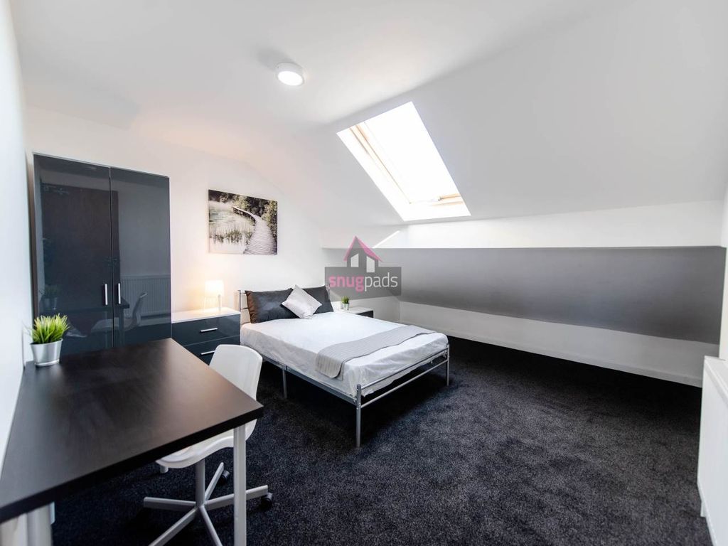 Property photo 3 of 8 Bright, Well-Presented Double Bedroom With A Skyli...