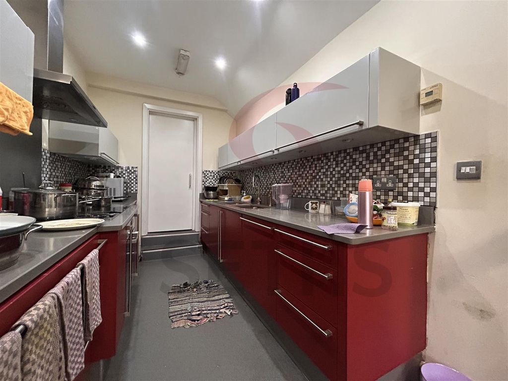 Property photo 3 of 17 Kitchen