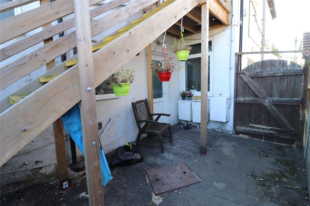 Property photo 1 of 8 Side Entrance