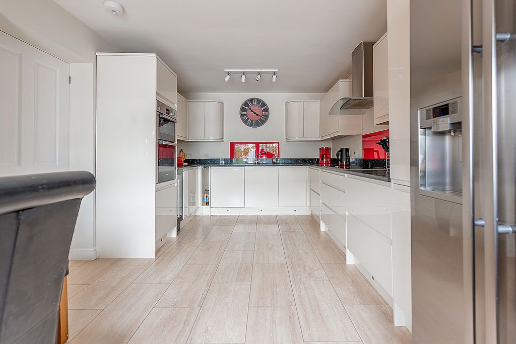 Property photo 3 of 25 Kitchen