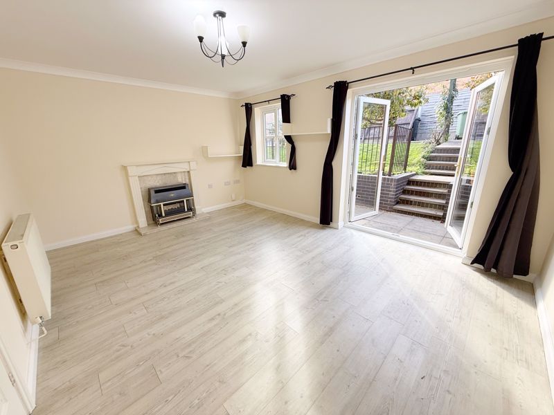 Property photo 3 of 11 Lounge