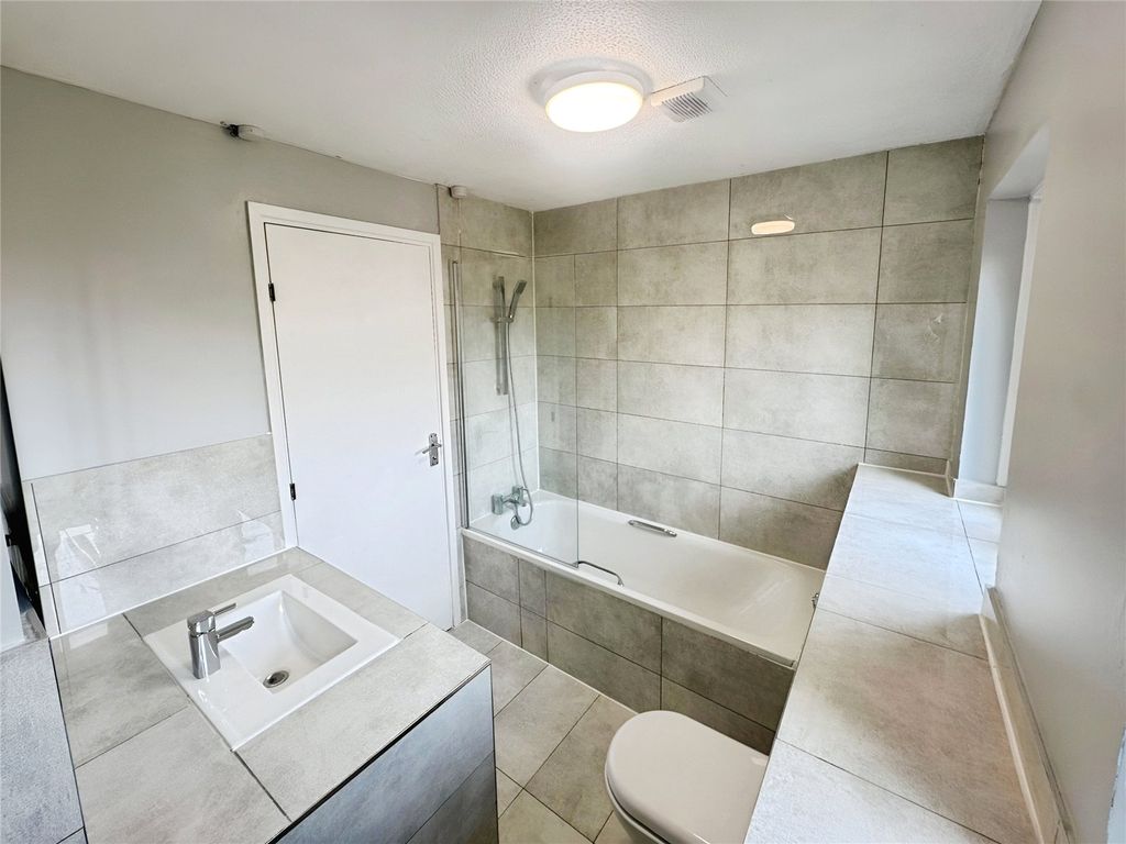 Property photo 2 of 10 Bathroom