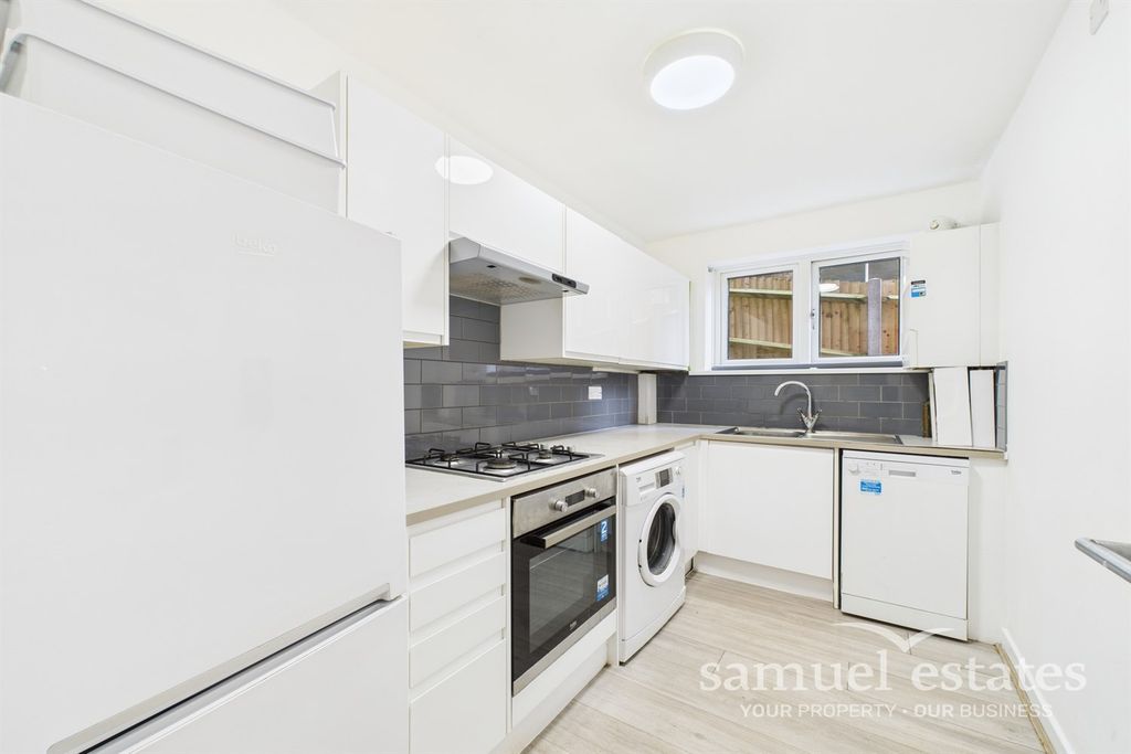 Property photo 3 of 9 Kitchen