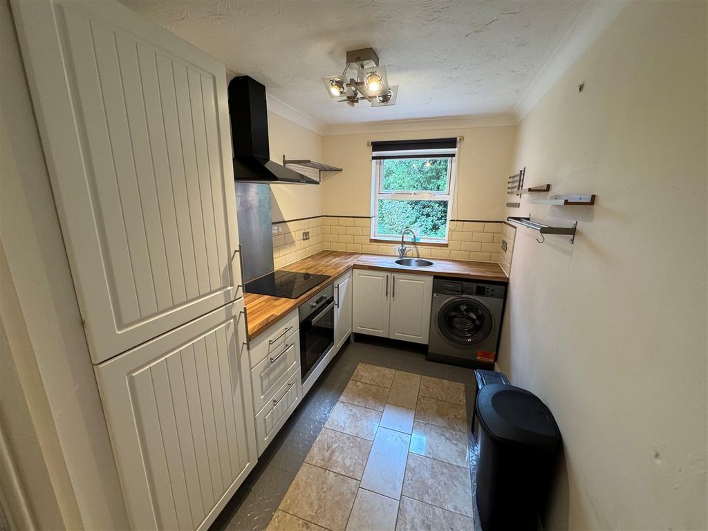 Property photo 3 of 9 Kitchen.Jpg