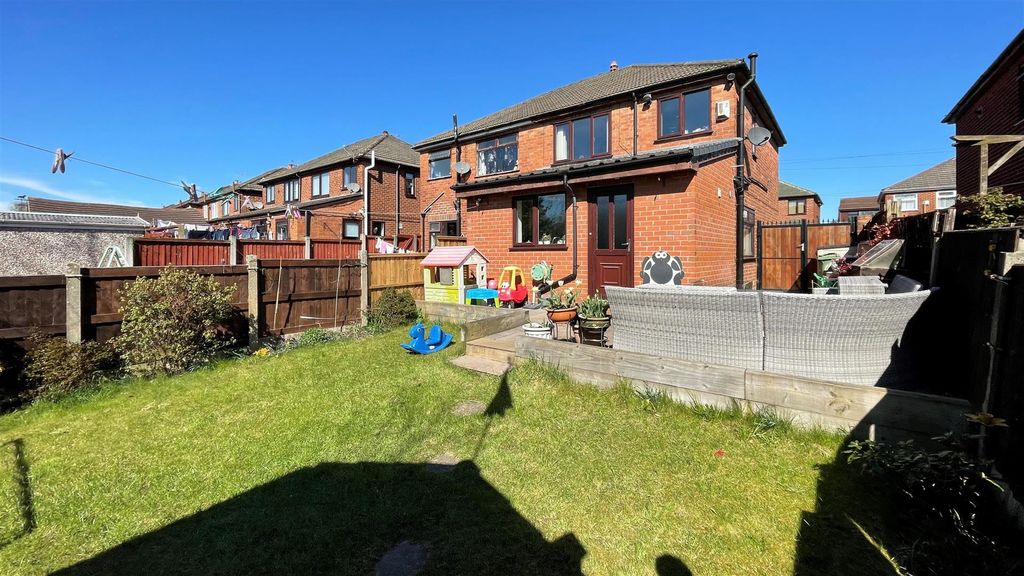 Property photo 2 of 17 Clipsley Crescent Rear Garden