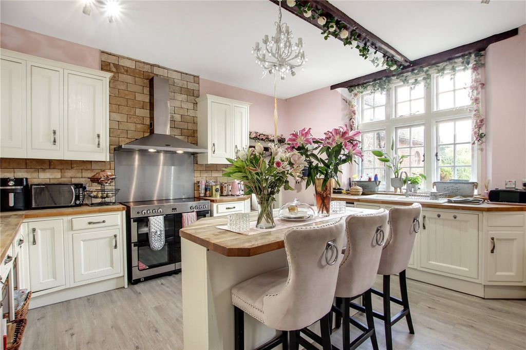 Property photo 3 of 17 Kitchen