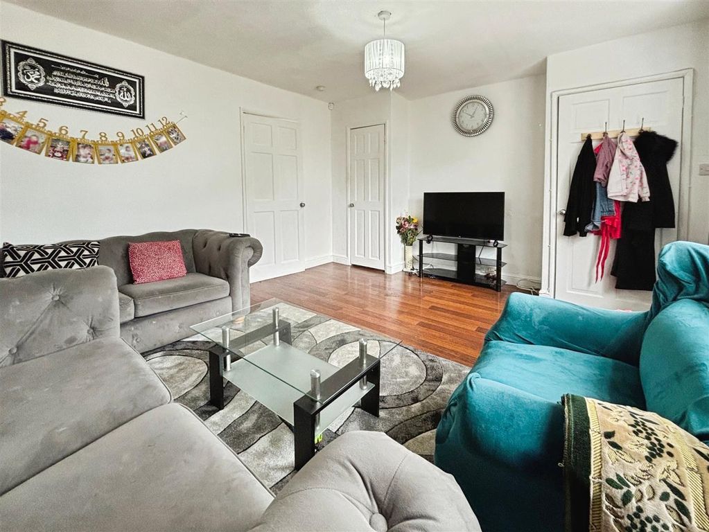 Property photo 3 of 19 Lounge