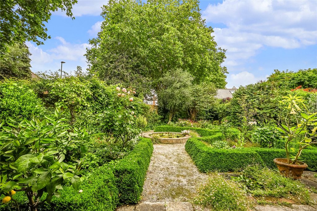 Property photo 2 of 10 Garden