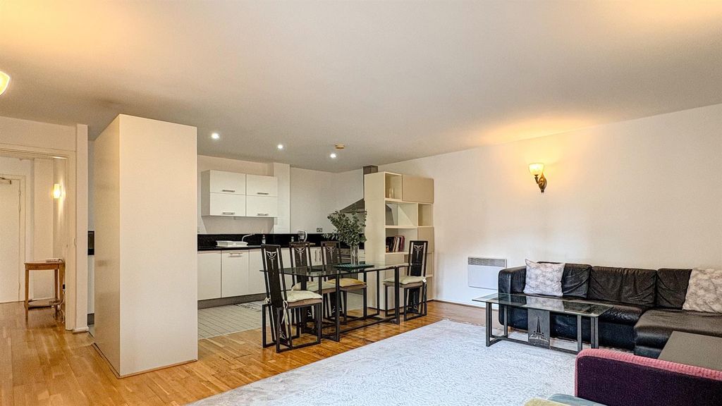 Property photo 2 of 13 Property To Rent In Narrow Street