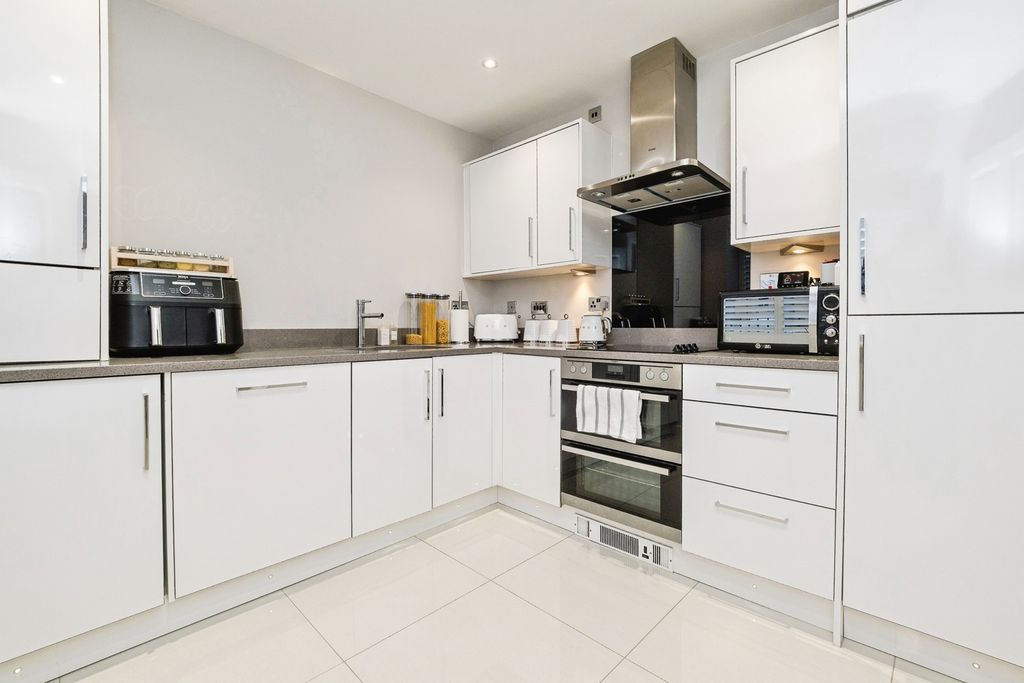 Property photo 3 of 20 Kitchen