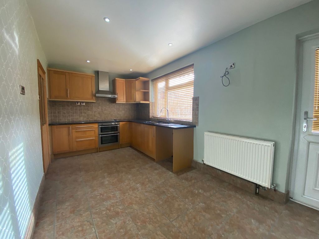 Property photo 3 of 8 Kitchen