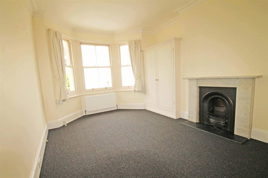 Property photo 3 of 7 Bed 1
